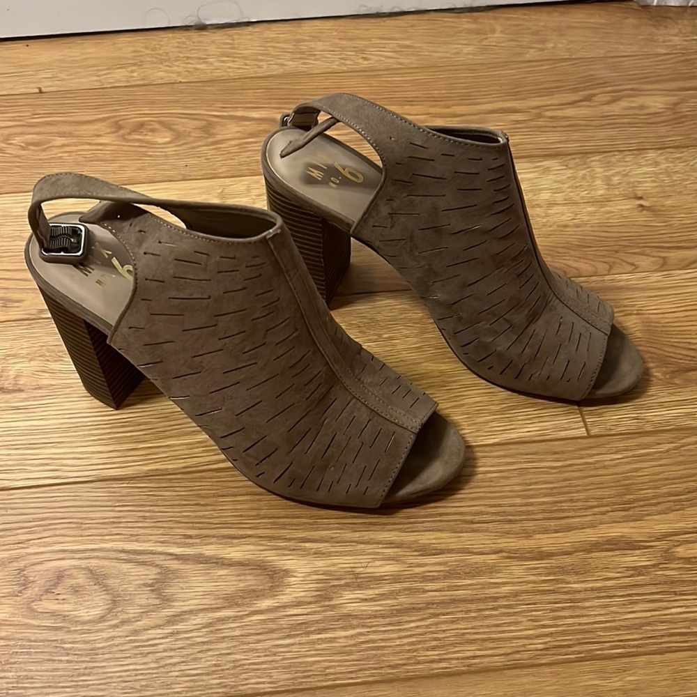 Mixed number six light brown summer heels never worn